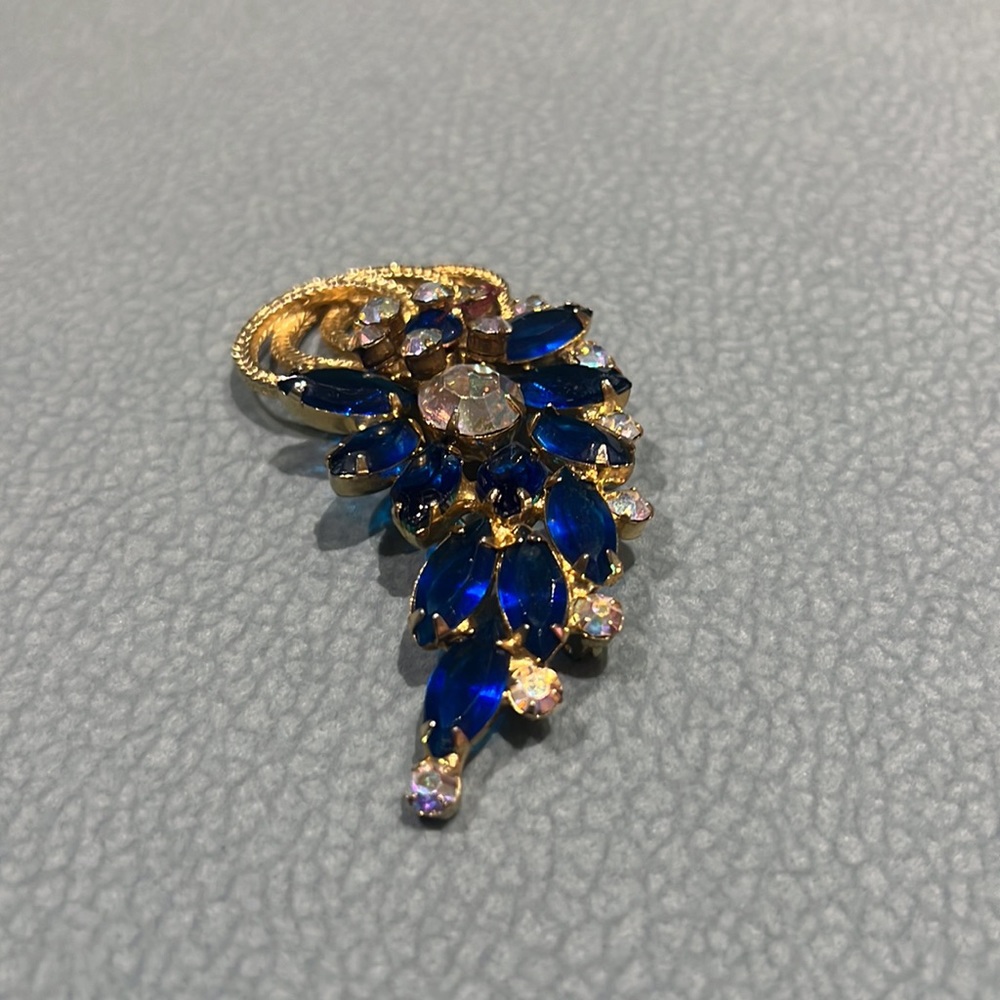 Brooches - Picture 3 of 6